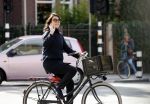Amsterdam 15 september 2018
Susan Visser bij haar huis en op de fiets.