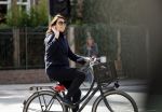 Amsterdam 15 september 2018
Susan Visser bij haar huis en op de fiets.