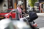 Amsterdam 25 september 2018
Suze mens met haar moeder Suze achter de kinderwagen