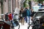 Amsterdam 7 augustus 2019
 Presentatrice Airen MylÃ¨ne en haar vriend oud-hockeyer Taeke Taekema samen in Amsterdam zuid . Airen is in verwachtring van hun tweede kindje