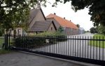 Arnemuiden 5 september 2019
Boer Bastiaan met zijn hond bij zijn boerderij/huis.