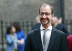 Den Haag 17 september 2019
Prinsjesdag 2019 op het binnenhof.
Eric Wiebes, minister van Economische Zaken en Klimaat arriveert samen met zijn partner en zoon