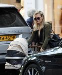 Amsterdam 12 september 2019
Gigi Ravelli met kindje en aupair op de cornelis schuytstraat.