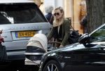 Amsterdam 12 september 2019
Gigi Ravelli met kindje en aupair op de cornelis schuytstraat.