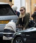 Amsterdam 12 september 2019
Gigi Ravelli met kindje en aupair op de cornelis schuytstraat.