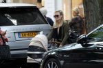 Amsterdam 12 september 2019
Gigi Ravelli met kindje en aupair op de cornelis schuytstraat.
