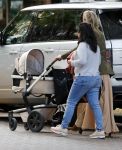 Amsterdam 12 september 2019
Gigi Ravelli met kindje en aupair op de cornelis schuytstraat.