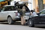 Amsterdam 12 september 2019
Gigi Ravelli met kindje en aupair op de cornelis schuytstraat.