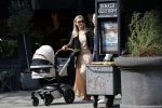 Amsterdam 12 september 2019
Gigi Ravelli met kindje en aupair op de cornelis schuytstraat.