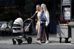 Amsterdam 12 september 2019
Gigi Ravelli met kindje en aupair op de cornelis schuytstraat.