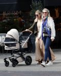 Amsterdam 12 september 2019
Gigi Ravelli met kindje en aupair op de cornelis schuytstraat.