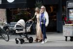 Amsterdam 12 september 2019
Gigi Ravelli met kindje en aupair op de cornelis schuytstraat.