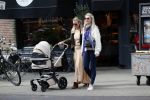 Amsterdam 12 september 2019
Gigi Ravelli met kindje en aupair op de cornelis schuytstraat.