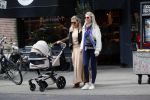 Amsterdam 12 september 2019
Gigi Ravelli met kindje en aupair op de cornelis schuytstraat.