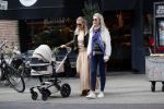 Amsterdam 12 september 2019
Gigi Ravelli met kindje en aupair op de cornelis schuytstraat.