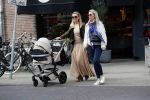 Amsterdam 12 september 2019
Gigi Ravelli met kindje en aupair op de cornelis schuytstraat.