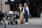 Amsterdam 12 september 2019
Gigi Ravelli met kindje en aupair op de cornelis schuytstraat.