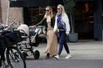 Amsterdam 12 september 2019
Gigi Ravelli met kindje en aupair op de cornelis schuytstraat.