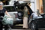 Amsterdam 12 september 2019
Gigi Ravelli met kindje en aupair op de cornelis schuytstraat.