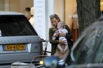 Amsterdam 12 september 2019
Gigi Ravelli met kindje en aupair op de cornelis schuytstraat.