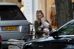 Amsterdam 12 september 2019
Gigi Ravelli met kindje en aupair op de cornelis schuytstraat.