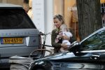 Amsterdam 12 september 2019
Gigi Ravelli met kindje en aupair op de cornelis schuytstraat.