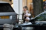 Amsterdam 12 september 2019
Gigi Ravelli met kindje en aupair op de cornelis schuytstraat.