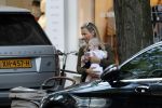 Amsterdam 12 september 2019
Gigi Ravelli met kindje en aupair op de cornelis schuytstraat.
