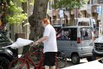 Amsterdam 29 augustus 2019
Jan Aarntzen haalt op zijn rode fiets bloemen