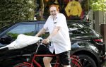 Amsterdam 29 augustus 2019
Jan Aarntzen haalt op zijn rode fiets bloemen