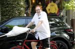 Amsterdam 29 augustus 2019
Jan Aarntzen haalt op zijn rode fiets bloemen