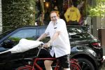 Amsterdam 29 augustus 2019
Jan Aarntzen haalt op zijn rode fiets bloemen