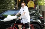 Amsterdam 29 augustus 2019
Jan Aarntzen haalt op zijn rode fiets bloemen
