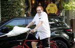 Amsterdam 29 augustus 2019
Jan Aarntzen haalt op zijn rode fiets bloemen