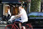 Amsterdam 29 augustus 2019
Jan Aarntzen haalt op zijn rode fiets bloemen