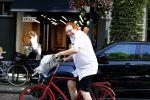 Amsterdam 29 augustus 2019
Jan Aarntzen haalt op zijn rode fiets bloemen