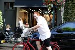 Amsterdam 29 augustus 2019
Jan Aarntzen haalt op zijn rode fiets bloemen