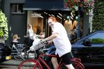 Amsterdam 29 augustus 2019
Jan Aarntzen haalt op zijn rode fiets bloemen