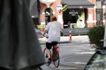 Amsterdam 29 augustus 2019
Jan Aarntzen haalt op zijn rode fiets bloemen