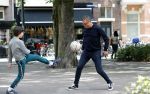 Amsterdam 19 september 2019
Mustapha Nakhli  voetbalt met kinderen op stfraat in Amsterdam zuid.
