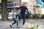 Amsterdam 19 september 2019
Mustapha Nakhli  voetbalt met kinderen op stfraat in Amsterdam zuid.