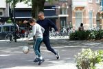 Amsterdam 19 september 2019
Mustapha Nakhli  voetbalt met kinderen op stfraat in Amsterdam zuid.