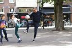 Amsterdam 19 september 2019
Mustapha Nakhli  voetbalt met kinderen op stfraat in Amsterdam zuid.