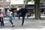Amsterdam 19 september 2019
Mustapha Nakhli  voetbalt met kinderen op stfraat in Amsterdam zuid.