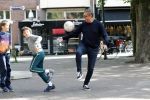 Amsterdam 19 september 2019
Mustapha Nakhli  voetbalt met kinderen op stfraat in Amsterdam zuid.