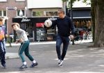 Amsterdam 19 september 2019
Mustapha Nakhli  voetbalt met kinderen op stfraat in Amsterdam zuid.