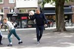 Amsterdam 19 september 2019
Mustapha Nakhli  voetbalt met kinderen op stfraat in Amsterdam zuid.