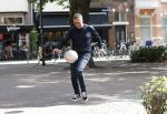 Amsterdam 19 september 2019
Mustapha Nakhli  voetbalt met kinderen op stfraat in Amsterdam zuid.