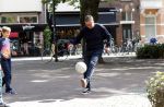 Amsterdam 19 september 2019
Mustapha Nakhli  voetbalt met kinderen op stfraat in Amsterdam zuid.