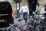 Amsterdam Schiphol 3 september 2019
Prins Harry wordt door busje opgehaald bij Soho house en naar de vip van schiphol gebracht . Nederlandse beveiligers begeleiden hem.